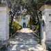 La scuola  infatti ospitata allinterno di Villa Anna, dimora storica di fine 800, separata dallarteria trafficata da un cancello e da un ampio giardino